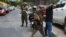 Un soldado registra a un hombre en un puesto de control en la colonia 22 de Abril luego de que el Congreso de El Salvador aprobara el domingo poderes de emergencia que suspendieron temporalmente algunas protecciones constitucionales, el 29 de marzo de 2022.
