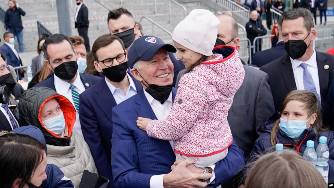 Madaxweyne Biden oo kor u qaaday mid ka mid ah carruurta qaxootiga Ukraine ee ku jira garoonka Warsaw