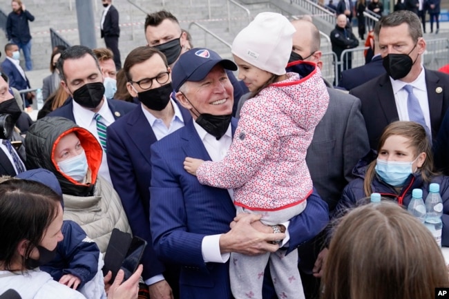 Tổng thống Mỹ Joe Biden gặp gỡ những người tị nạn Ukraine trong chuyến thăm Sân vận động PGE Narodowy, ngày 26 tháng 3 năm 2022, ở Warsaw, Ba Lan.