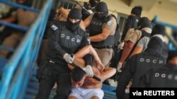 Pandilleros son sacados de sus celdas durante un registro en la cárcel de Ciudad Barrios después de que el Congreso de El Salvador aprobara poderes de emergencia que suspendieron temporalmente algunas protecciones constitucionales, en Izalco, El Salvador, el 27 de marzo de 2022.