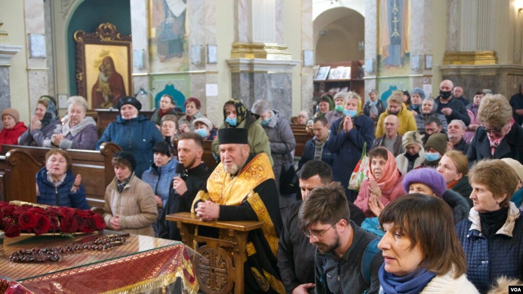 乌西城镇捷尔诺波尔的希腊天主教教会总主教塞梅纽克认为乌克兰有神圣的职责在战场消灭俄军，他还反对乌克兰放弃顿巴斯和克里米亚。(photo:VOA)