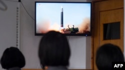 25일 북한 장철구평양상업대학 학생들이 화성-17 신형 대륙간탄도미사일 발사 관련 영상을 보고 있다.