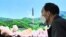 2022年3月24日，在韓國首爾的首爾火車站，人們觀看電視上播放的北韓導彈發射的畫面。