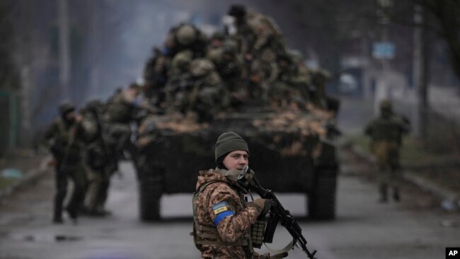 Binh sĩ Ukraine bên ngoài thủ đô Kyiv, Ukraine, ngày 2 tháng 4 năm 2022. 
