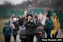 Pengungsi, sebagian besar perempuan dengan anak-anak, tiba di perbatasan di Medyka, Polandia, Sabtu, 5 Maret 2022, setelah melarikan diri dari invasi Rusia di Ukraina. (Foto: AP/Visar Kryeziu)