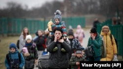 전쟁으로 집을 떠나게 된 우크라이나 어린이들이 지난달 5일 보호자와 함께 폴란드 국경에 도착하고 있다.