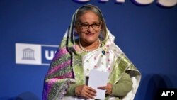 ফাইল-বাংলাদেশের প্রধানমন্ত্রী শেখ হাসিনা প্যারিসে ইউনেস্কো সদর দফতরে জাতিসংঘের শিক্ষা, বৈজ্ঞানিক ও সাংস্কৃতিক সংস্থার (UNESCO) ৭৫তম বার্ষিকী উদযাপনে তাঁর বক্তব্যের পর ছবির জন্য ক্যামেরার সামনে দাঁড়িয়ে আছেন। ১২ নভেম্বর ২০২১। (ছবি জুলিয়েন ডি রোসা/পুল/এএফপি)
