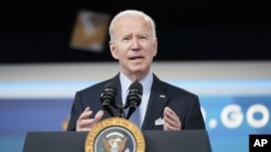 조 바이든 미국 대통령이 30일 백악관에서 코로나 대응 방안에 관해 연설하고 있다. 