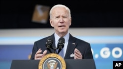 El presidente Joe Biden habla sobre el estado de la lucha del país contra el COVID-19 en el South Court Auditorium del campus de la Casa Blanca el miércoles 30 de marzo de 2022 en Washington. (Foto AP/Patrick Semansky)