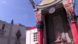 Զբոսաշրջիկները լուսանկարվում են Հոլիվուդի «աստղային» փողոցում դերասան Բրյուս Ուիլիսի աստղի մոտ