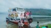 Anak-anak datang dan naik kapal belajar yang merapat di daerah Simbolon, Palipi, Samosir. (Foto: Alusi Tao Toba)