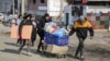 Arhiva - Lokalni stanovnici nose vodu i hranu iz lokalnog skladišta, na teritoriji koja je pod kontrolom vlade Donjetske NArodne Republike, na obodu Marijupolja, Ukrajina, 18. marta 2022.