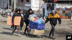 Arhiva - Lokalni stanovnici nose vodu i hranu iz lokalnog skladišta, na teritoriji koja je pod kontrolom vlade Donjetske Narodne Republike, na obodu Mariupolja, Ukrajina, 18. marta 2022.