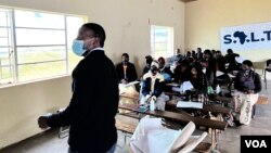 Women from Chimanimani discuss lessons provided by the international charity Voluntary Service Overseas about their legal rights under Zimbabwe's constitution, on March 18, 2022. (Columbus Mavhunga/VOA)