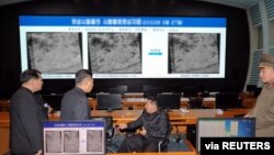북한은 지난 3월 김정은 국무위원장이 국가우주개발국을 현지 지도했다며 사진을 공개했다.