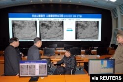 북한은 김정은 국무위원장이 국가우주개발국을 현지 지도했다며 10일 사진을 공개했다.