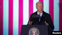Prezidan Etazini Joe Biden pran la pawol nan Chato Wayal Poloy la kote li pale de envazyon La Risi fe nan Ikren, depi Vasovi, Poloy, Samdi 26 Mas, 2022. 