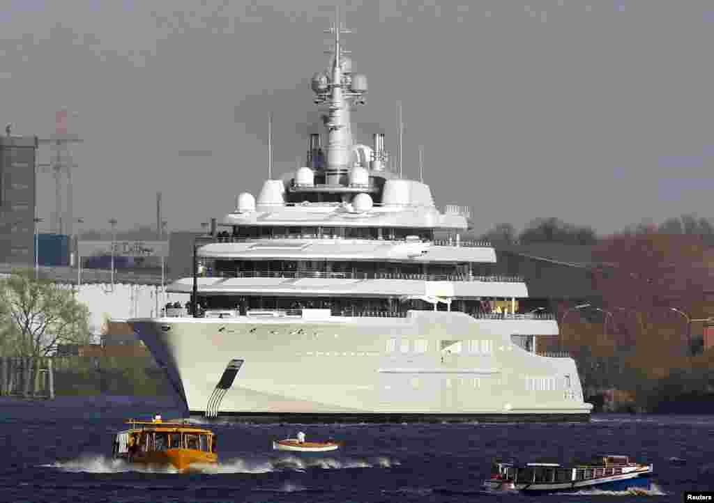 El yate &#39;Eclipse&#39; del multimillonario Roman Abramovich es uno de los yates privados más largos del mundo con 162 metros. Con un valor estimado de 500 millones de dólares, el yate escapó de la incautación navegando hacia el puerto turco de Marmaris. Abramovich ha tenido vínculos desde hace mucho tiempo con Putin y construyó su fortuna con la ayuda de expertos del Kremlin.