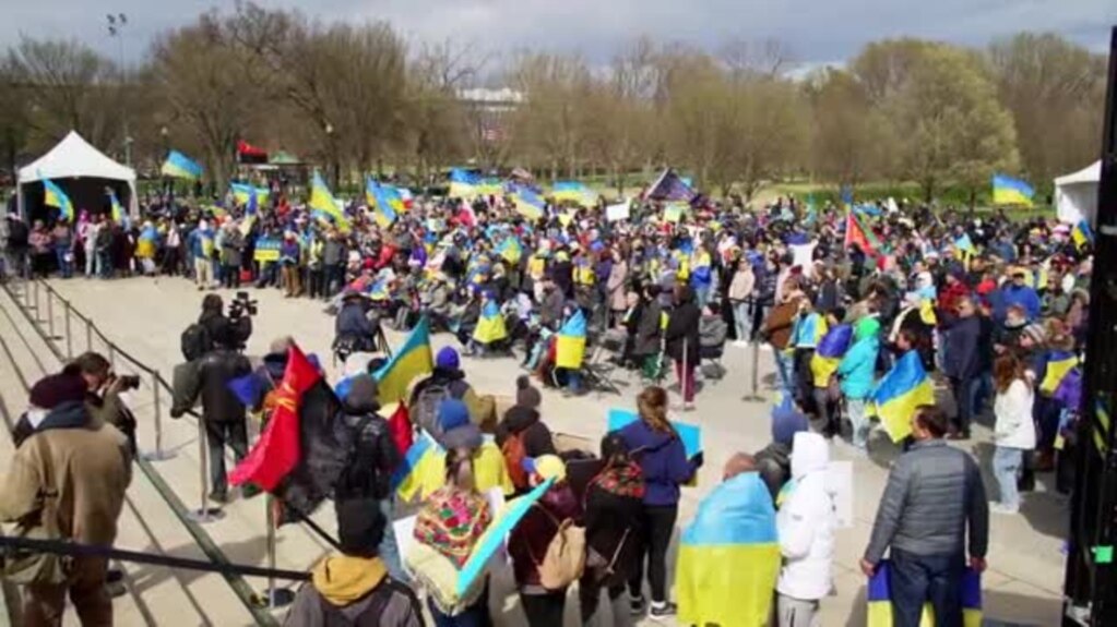 «Свободный мир - за Украину»: противники российского вторжения вышли к Мемориалу Линкольну в Вашингтоне 