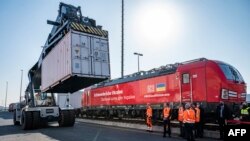 Kereta khusus yang membawa pasokan bantuan ke Ukraina, di terminal peti kemas BEHALA, Berlin, 24 Maret 2022. Operator kereta api Jerman "Deutsche Bahn" meluncurkan kereta kargo untuk mengirimkan barang-barang penting ke Ukraina. (John MACDOUGALL / AFP)