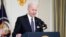 Presiden Joe Biden berbicara soal Presiden Rusia Vladimir Putin dan invasi Rusia atas Ukraina di Gedung Putih, Washington, 28 Maret 2022. (AP Photo/Patrick Semansky)