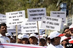 Anggota Asosiasi Tuberkulosis (TB) India membawa plakat dalam aksi kesadaran sehubungan dengan Hari Tuberkulosis Sedunia di Hyderabad pada 25 Maret 2019. (Foto: AFP)