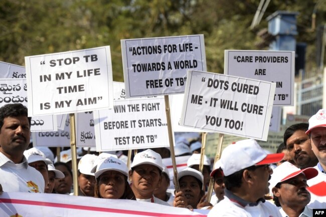 Anggota Asosiasi Tuberkulosis (TB) India membawa plakat dalam aksi kesadaran sehubungan dengan Hari Tuberkulosis Sedunia di Hyderabad pada 25 Maret 2019. (Foto: AFP)