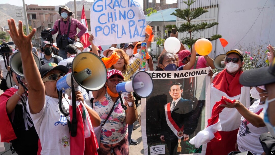 Partidarios del expresidente peruano encarcelado Alberto Fujimori se reúnen frente a la prisión mientras esperan su liberación, en Lima, Perú, el 30 de marzo de 2022. 