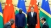 2019年10月9日，中国国务院总理李克强在北京人民大会堂与来访的所罗门群岛总理索加瓦雷（Manasseh Sogavare，左）合影。