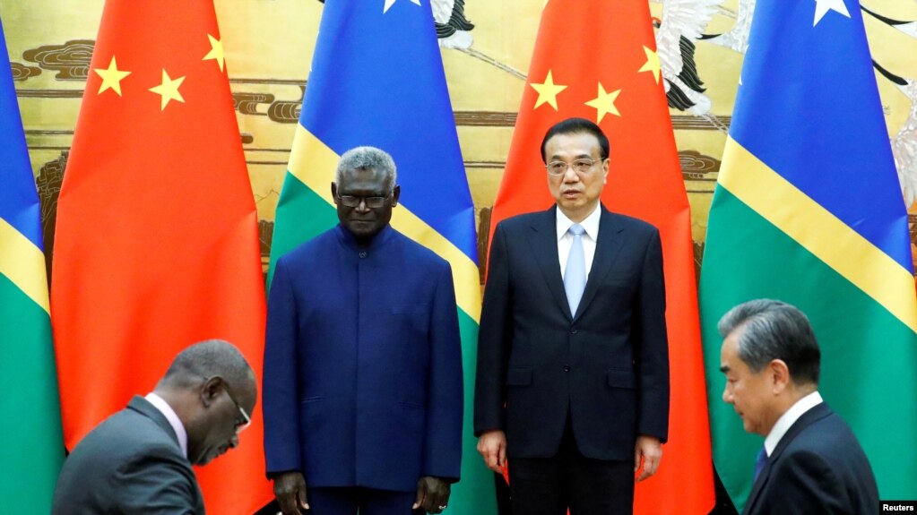 2019年10月9日，中国国务院总理李克强在北京人民大会堂与来访的所罗门群岛总理索加瓦雷（Manasseh Sogavare，左）合影。(photo:VOA)