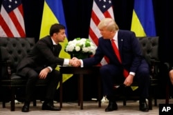 Presiden Donald Trump bertemu dengan Presiden Ukraina Volodymyr Zelenskiy di hotel InterContinental Barclay New York selama Sidang Umum PBB di New York pada 2015. (Foto: AP)