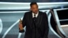 Ému, Will Smith accepte l'Oscar du meilleur acteur dans un rôle principal pour "King Richard" aux Oscars le le 27 mars 2022, au Dolby Theatre de Los Angeles.