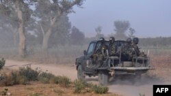 Un militaire a été tué et un autre blessé jeudi dans une embuscade tendue par des jihadistes dans l'extrême-nord du Cameroun où ils mènent régulièrement des attaques