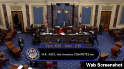 美国国会参议院表决推进《美国竞争法》，将启动众议院协商程序。（院会视频截图，2022年3月28日）