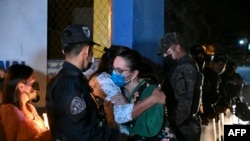 La esposa del expresidente hondureño (2014-2022), Ana García (derecha), abraza a un simpatizante durante una vigilia en los alrededores de la Dirección de Fuerzas Especiales, donde Hernández espera su extradición a EE.UU. Tegucigalpa, el 30 de marzo de 2022.