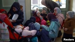 Украинские беженцы на железнодорожной станции польского города Пшемысль.  24 марта 2022 года. 