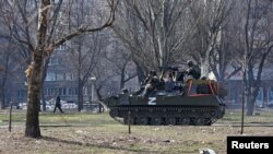 30일 우크라이나 남동부 항구도시 마리우폴 시내에서 친러시아 반군 병사들이 장갑차를 타고 이동하고 있다.