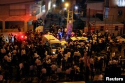 Warga berkumpul di lokasi terjadinya penembakan di pusat kota Bnei Brak, dekat Tel Aviv, Israel, 29 Maret 2022. (REUTERS/Nir Elias)