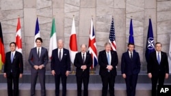 2022年3月24日，在布鲁塞尔举行的北约峰会上，从左至右，日本首相岸田文雄、加拿大总理特鲁多、美国总统拜登、德国总理朔尔茨、英国首相约翰逊、法国总统马克龙、意大利总理德拉吉这七国集团领导人合影留念。（美联社）