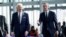 Tổng thống Mỹ Joe Biden và Tổng Thư ký NATO Jens Stoltenberg bước vào hội nghị thượng đỉnh của NATO ở Brussels, Bỉ, 24/3/2022.