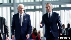 El presidente Joe Biden camina con el secretario general de la OTAN, Jens Stoltenberg, cuando llega a las reuniones con los aliados de la OTAN sobre la invasión rusa de Ucrania, en Bruselas, Bélgica, el 24 de marzo de 2022.