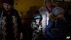 Internally displaced people from Mariupol and nearby towns arrive in Zaporizhzhia, Ukraine, April 1, 2022.