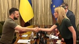 로베르타 멧솔라(오른쪽) 유럽의회 의장과 볼로디미르 젤렌스키 우크라이나 대통령이 1일 크이우(러시아명 키예프)에서 회동 후 악수하고 있다. (유럽의회 의장 공식 트위터)