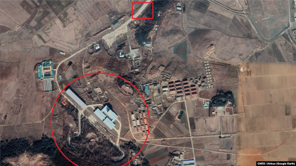 북한이 발사한 지점(위 네모)과 신리 미사일 지원시설(아래 원). 도로를 따라 북동쪽으로 이동하면 순안 국제공항이 나온다. 자료=CNES Airbus / Google Earth