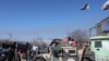 塔利班武装人员在阿富汗首都喀布尔的大街上戒备。（路透社2022年1月27日）