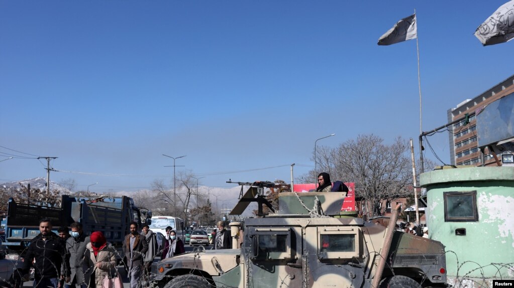 塔利班武装人员在阿富汗首都喀布尔的大街上戒备。（路透社2022年1月27日）(photo:VOA)