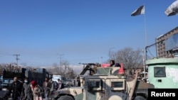 塔利班武装人员在阿富汗首都喀布尔的大街上戒备。（路透社2022年1月27日）