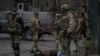 Tìm thấy nhiều xác chết thường dân tại các thị trấn Ukraine chiếm lại từ quân Nga
