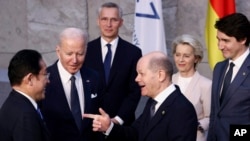 지난 24일 벨기에 브뤼셀에서 조 바이든(왼쪽 두번째) 미국 대통령과 기시다 후미오(왼쪽) 일본 총리 등 주요7개국(G7) 정상회의 참가자들이 환담하고 있다.