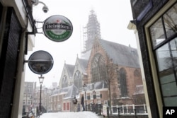 Logo Heineken di bagian depan sebuah bar di Amsterdam, yang tutup di tengah pandemi COVID-19, Minggu, 7 Februari 2021. (AP/Peter Dejong)